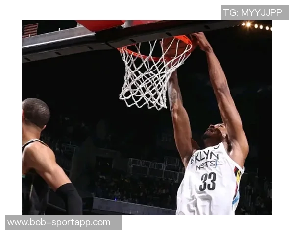 克拉克斯顿表现出色14投8中砍下21分8篮板4助攻2抢断2盖帽